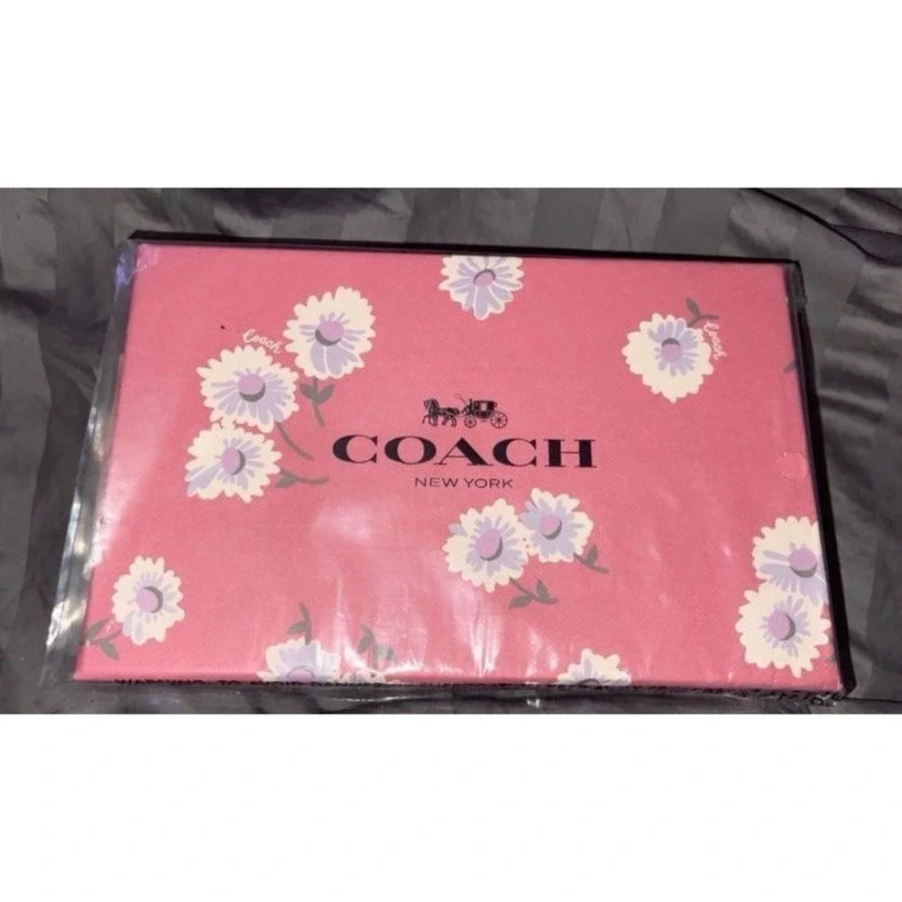 NWT COACH Boxed Corner Zip Wristlet With Daisy Print NEW